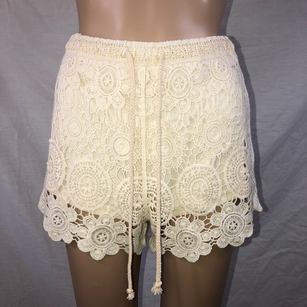 🛑SOLD🛑Love Tree Shorts Sz Small Cream Ivory Crochet Lace
